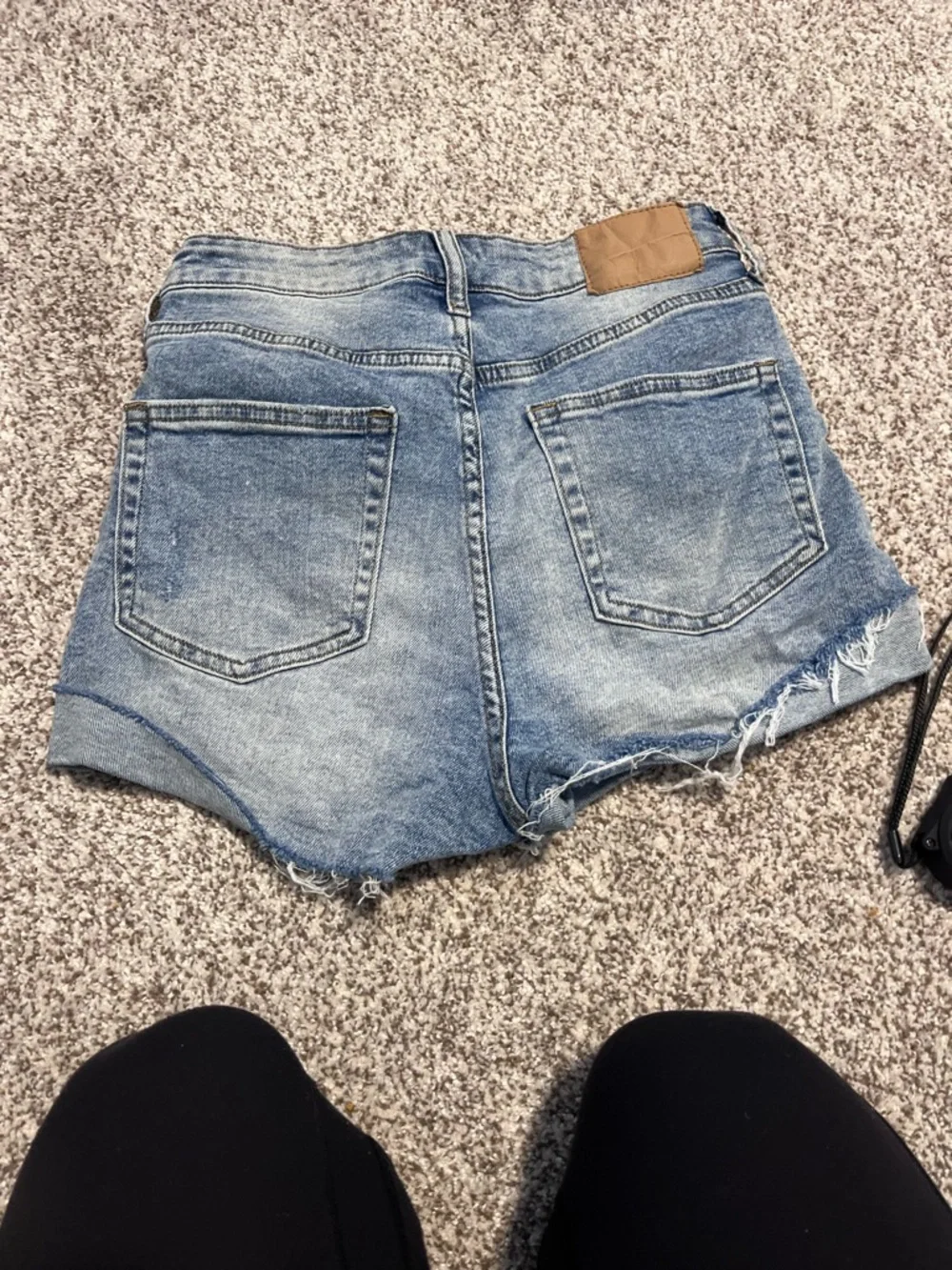 H&M High Waisted Distressed Denim Shorts Size 4 Light Wash Frayed Raw Hem - Picture 7 of 7